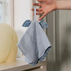 BIBS x Liberty Snuttefilt Kangaroo Chamomile Lawn - Baby Blue
