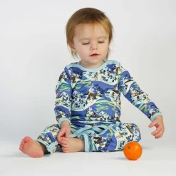 Långärmad Onesie i Federal Blue med vinterlandskap