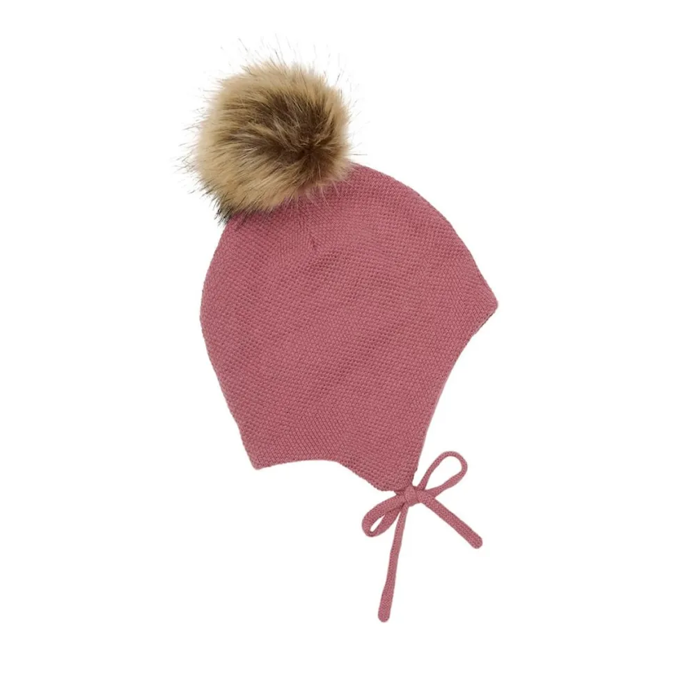 Mössa i Dusty Rose med avtagbar fuskpäls och knytband