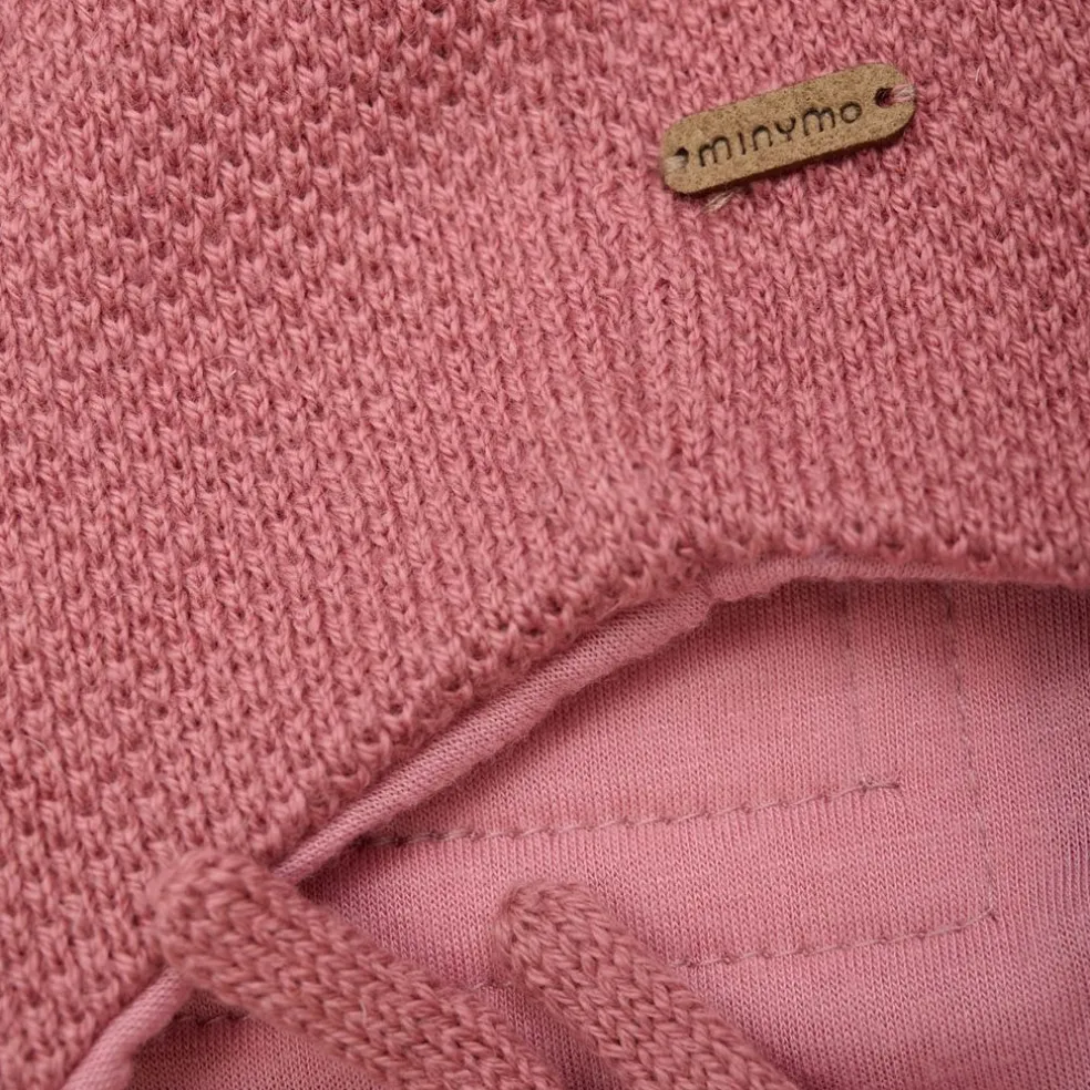Mössa i Dusty Rose med avtagbar fuskpäls och knytband